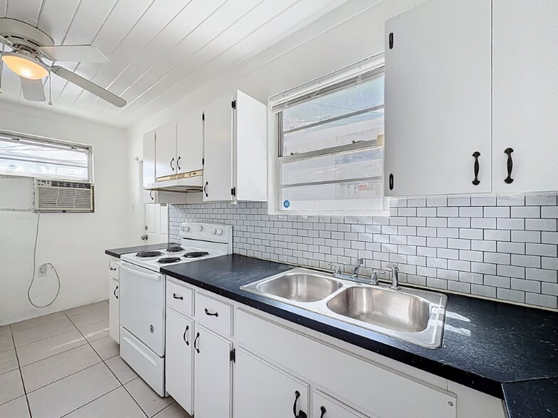 Building Photo - 401 NW 16th Ave