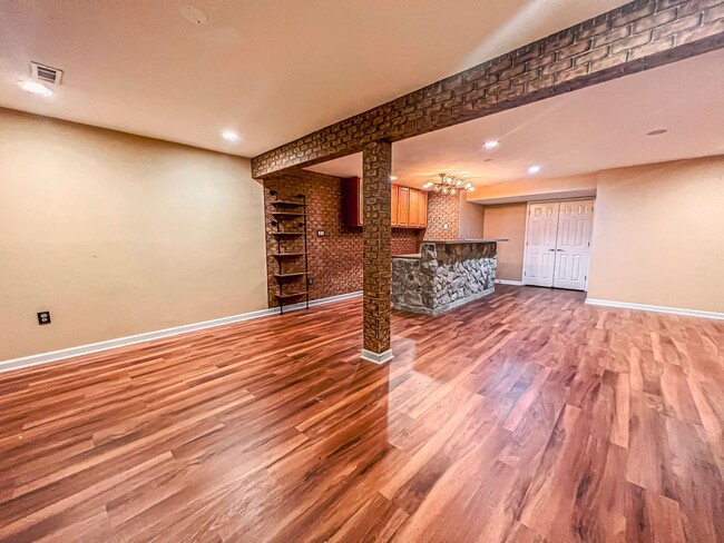 Building Photo - Stunning 4 Bedroom 3 Bathroom Brick Home W...