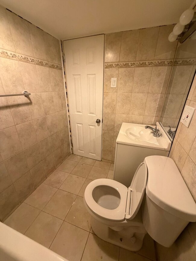 Building Photo - 152 Fern St