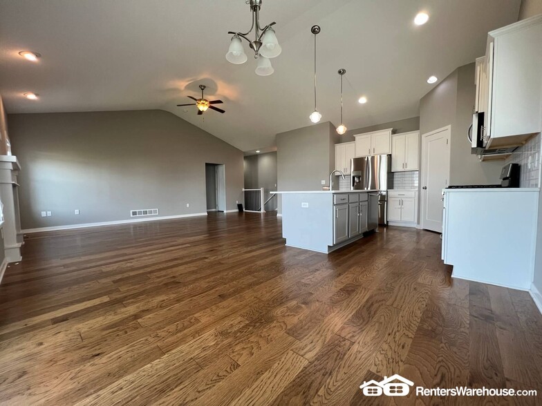 Building Photo - 305 NE Prairie Wolf Dr