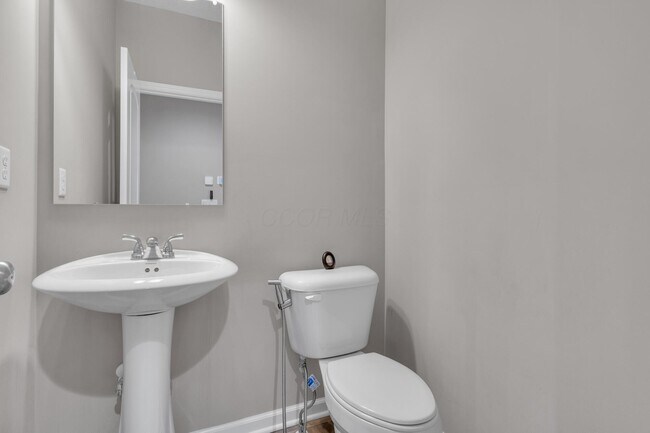 Building Photo - 2390 Glenvale Dr