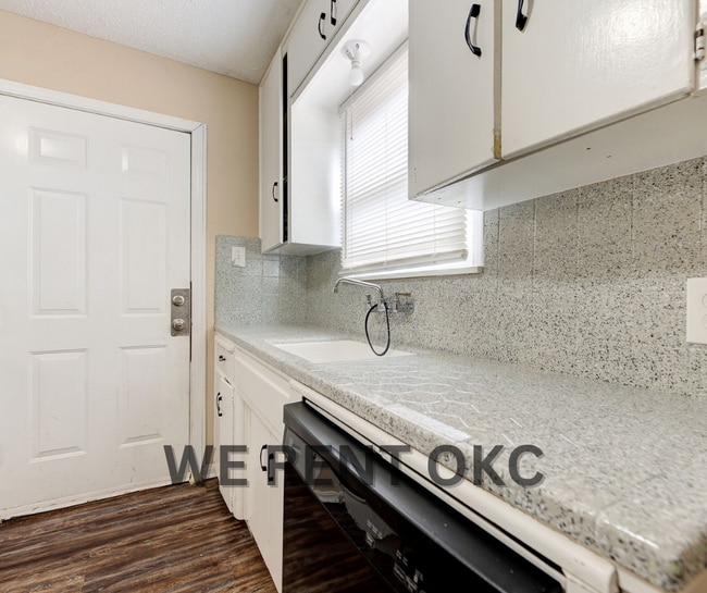 Building Photo - 207 E Marshall Dr