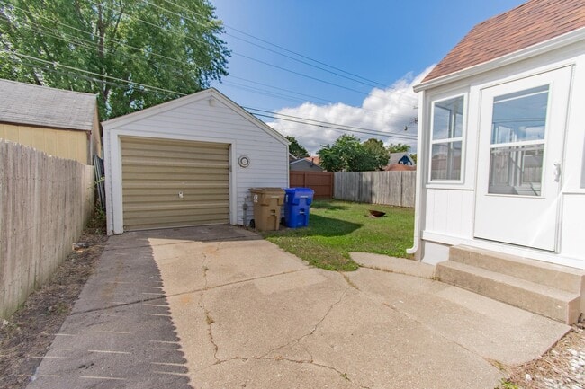 Building Photo - 7208 33rd Ave