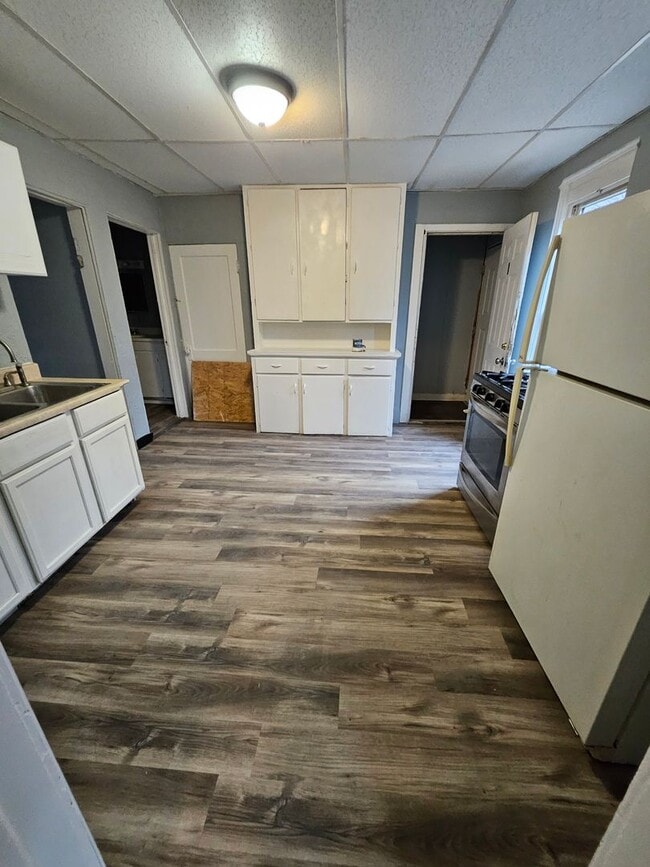 Building Photo - Lower 3 bedroom unit