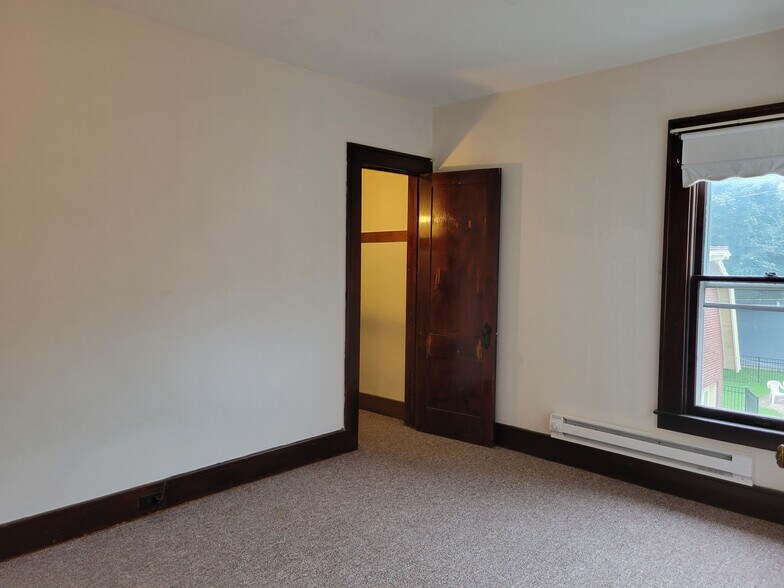 Building Photo - 601 Park Ave
