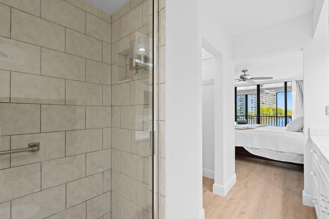 Building Photo - 1100 SE 5th Ct