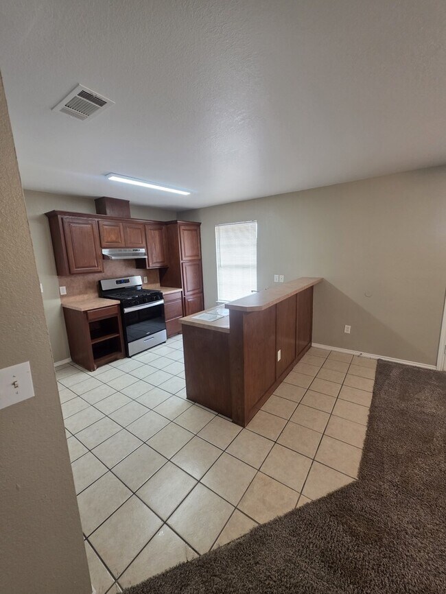 Building Photo - 3 bed 2 bath home