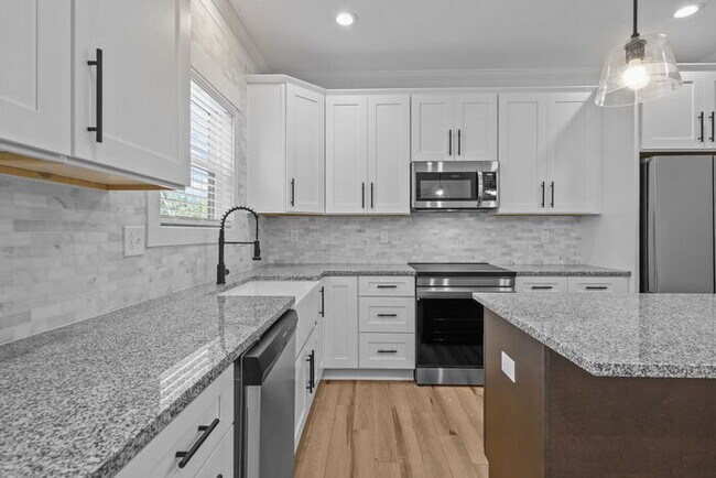 Building Photo - Stunning New Build!