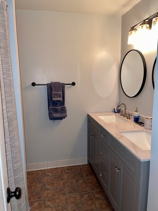 Building Photo - 6940 Fairfax Dr