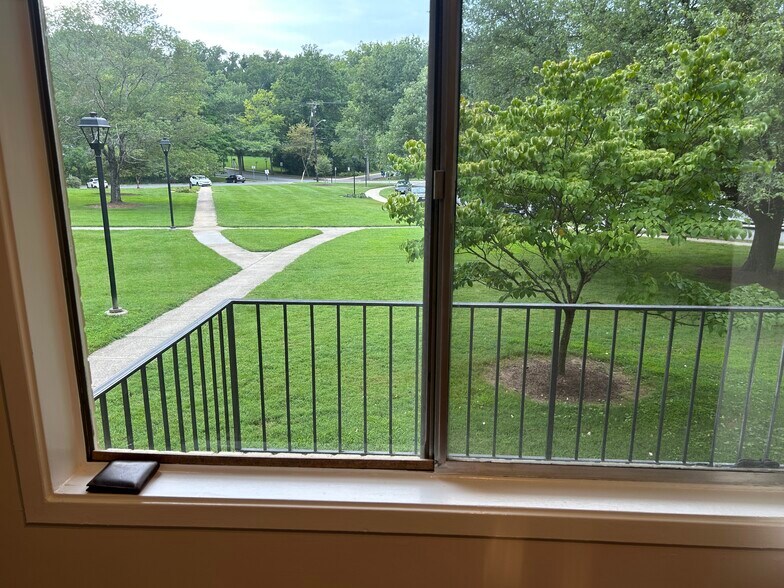 Building Photo - 10613 weymouth st 101