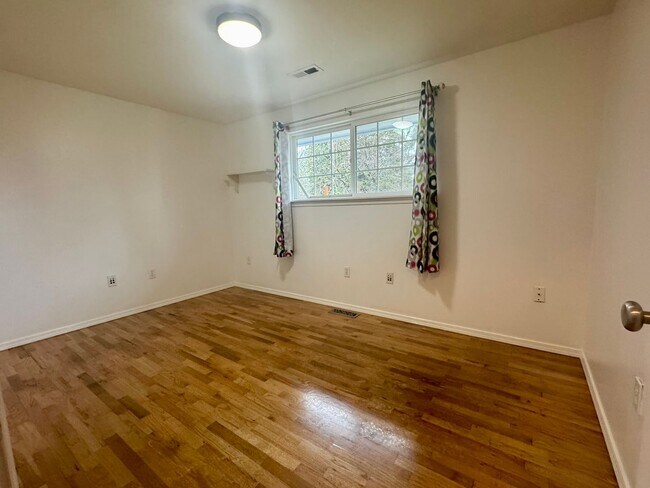 Building Photo - Charming 3-Bedroom Home in Lakewood with Spacious Yard & Modern Comforts