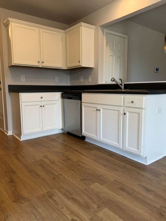 Building Photo - Cute 3 Bedroom Home Nestled in the back of the cul-de-sac