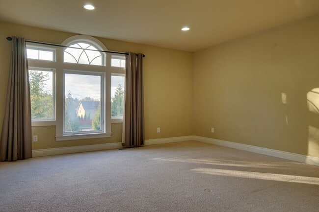 Building Photo - Kent Easthill 2 Story