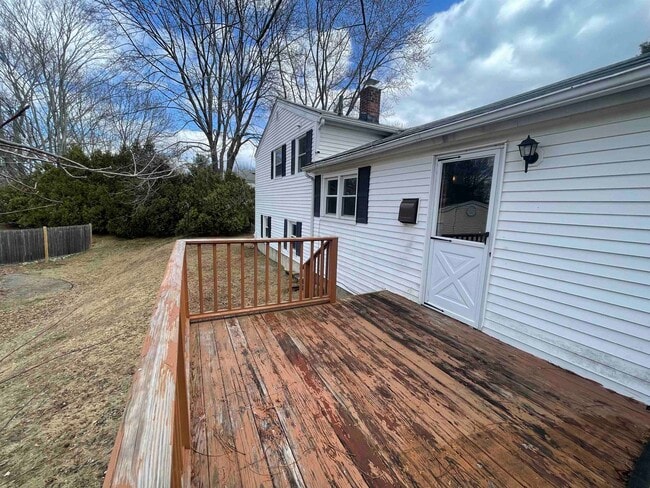 Building Photo - 10 Larry Ln