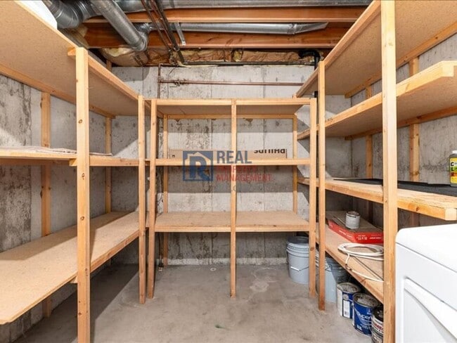 Building Photo - 1424 S Sierra Dr