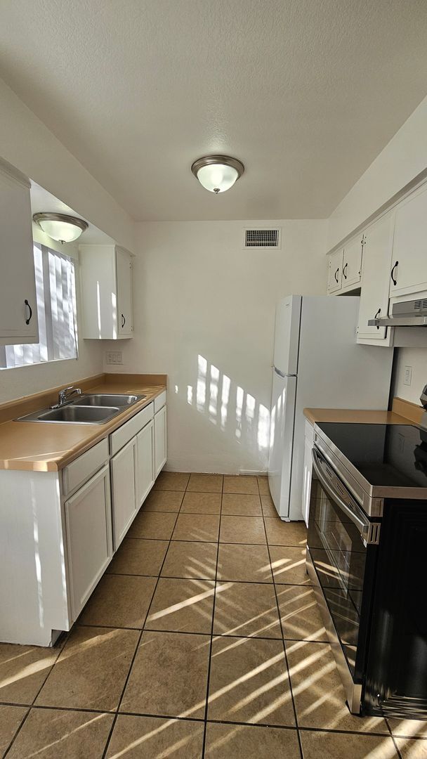 Building Photo - 1 month free rent move in promotion! 2 Bed 1 Bath Eastside Apartment!