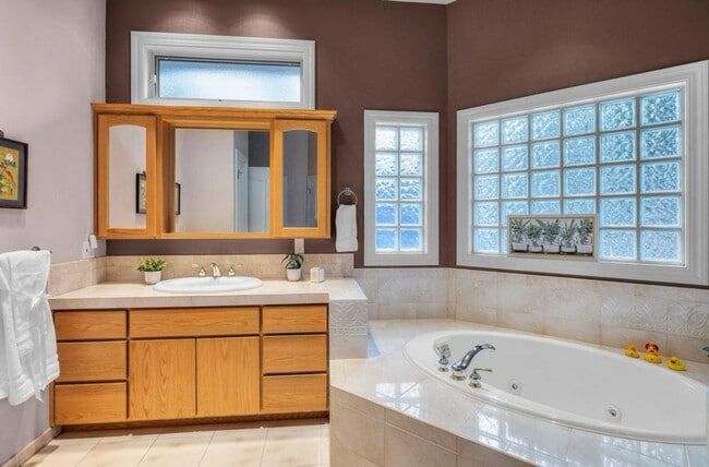 Building Photo - Gorgeous Single Level Luxury Home with 3-C...