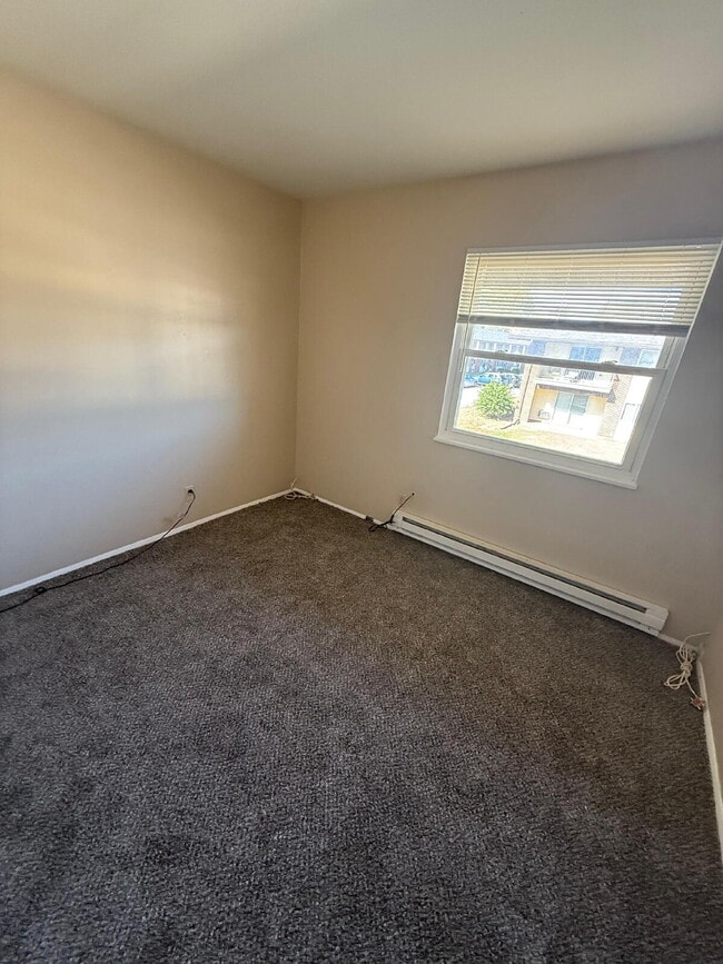 Building Photo - Spacious 3-Bedroom Apartment in Hazelwood!