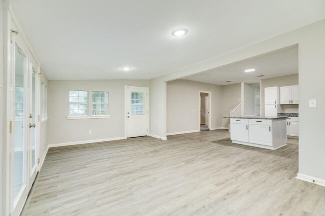 Building Photo - Recently Renovated 4-Bedroom Home with Mod...