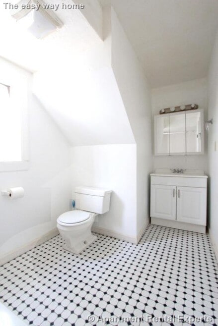 Building Photo - 569 Main St