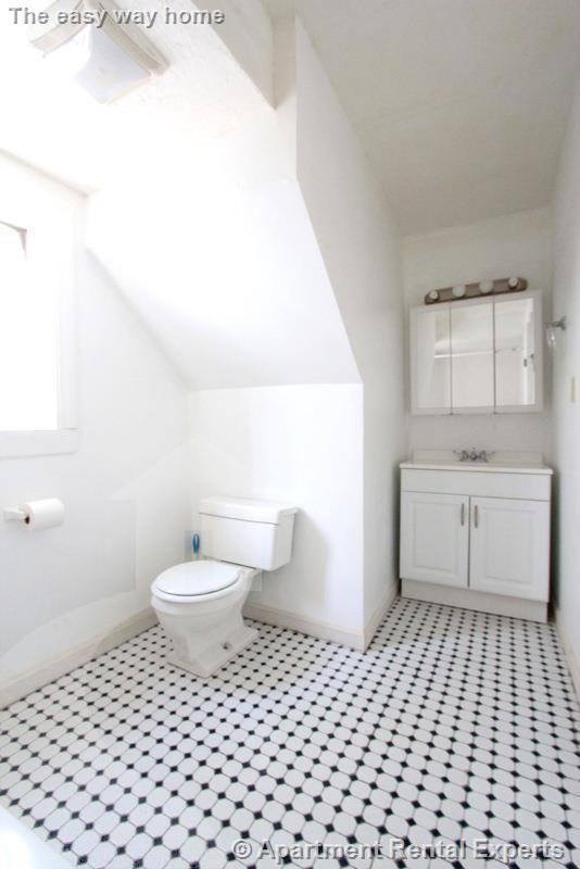 Building Photo - 569 Main St