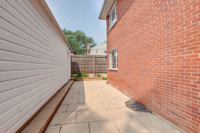 Building Photo - 42 S Maywood Rd