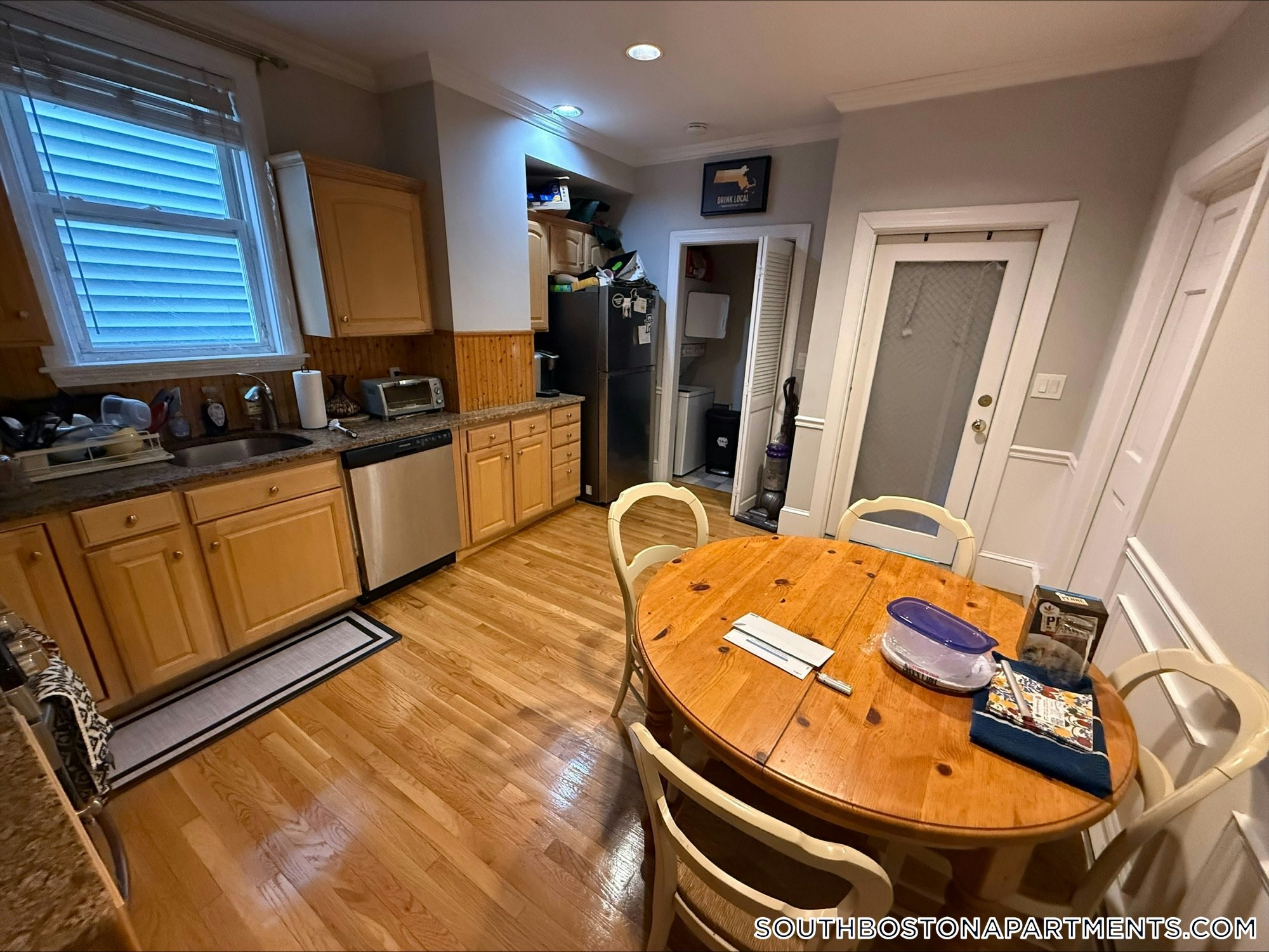 Building Photo - 868 E 2nd St