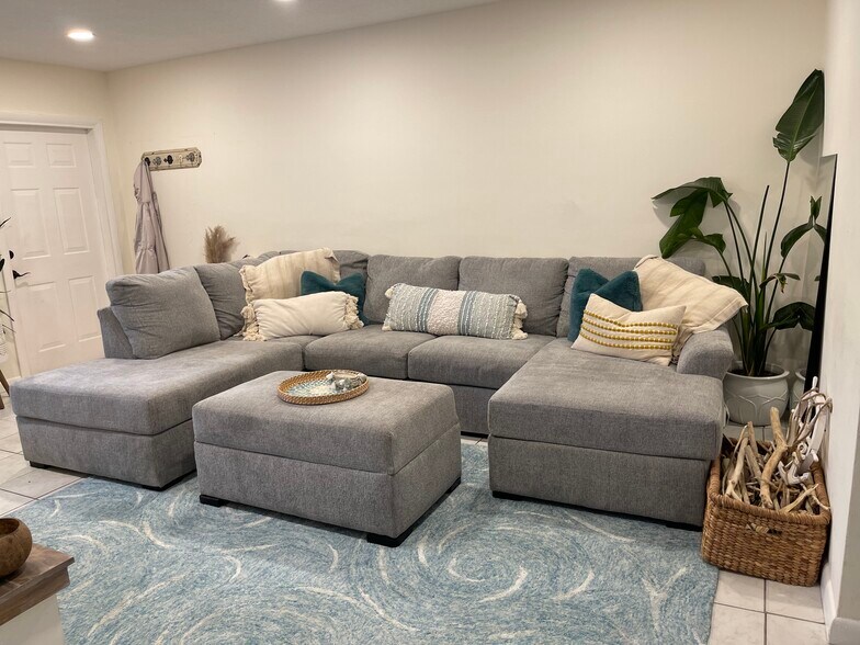 Building Photo - 3901 NE 5th Ave