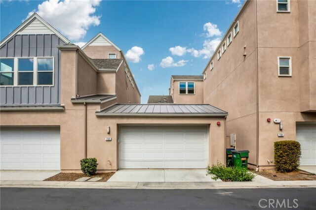 Building Photo - 783 Benchmark