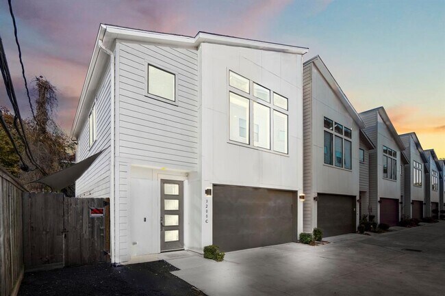 Primary Photo - 3208 N MacGregor Way