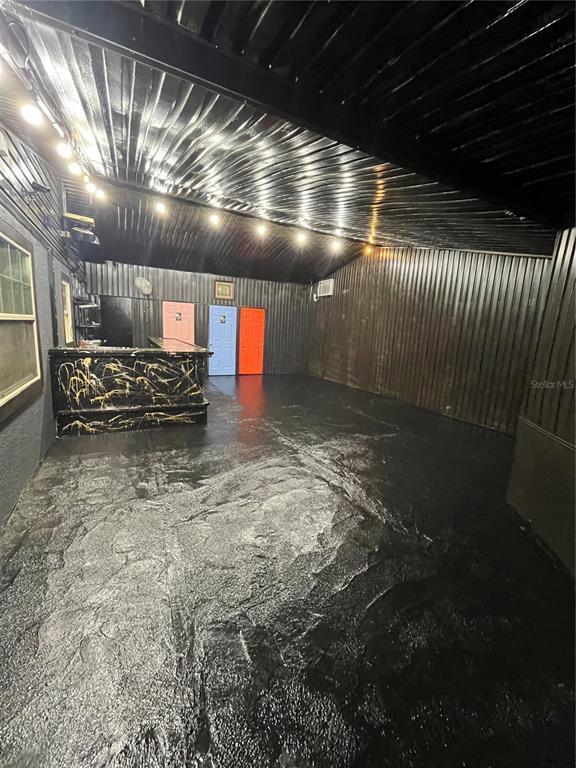 Building Photo - 918 W 11th St