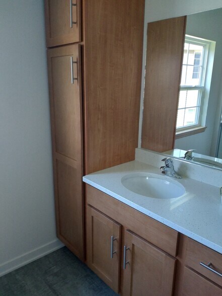 Building Photo - 2731 Pond Dr