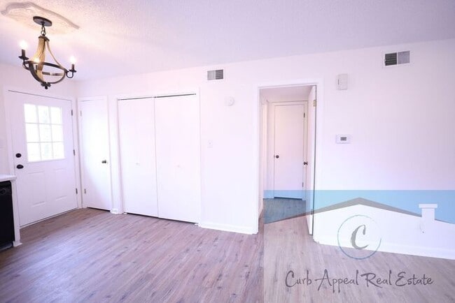Building Photo - Move in special $500!! Beautifully renovated 1 bed / 1 bath duplex in a great neighborhood!!
