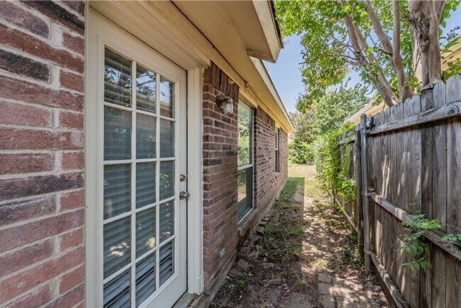 Building Photo - 8125 Rambler Rose St
