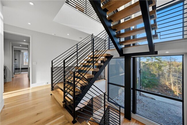 Building Photo - 1033 Reeder Cir NE