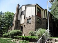 Building Photo - Spacious 4 Bedroom 3.5 Bathroom End Unit T...