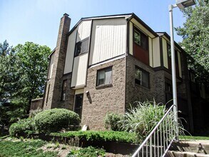 Building Photo - Spacious 4 Bedroom 3.5 Bathroom End Unit T...