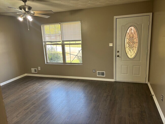 Building Photo - 102 Rainbow Ct