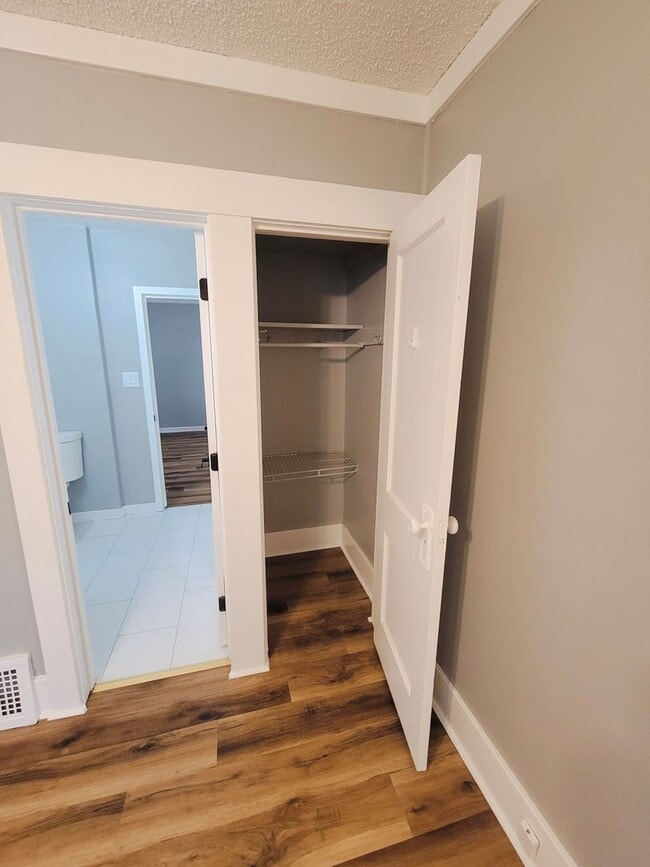 Building Photo - 2 bedroom 1 bath Berkley Apartment for rent