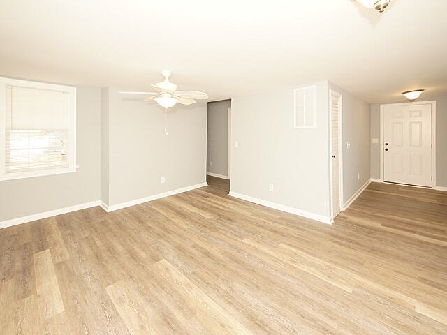 Building Photo - Charming 2-Bedroom Retreat in Vibrant Charleston  Perfect for Cozy Living!