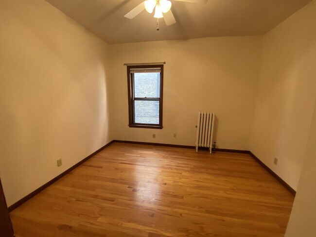 Building Photo - 1 Bed 1 Bath Historic Preserved Douglas Apartments in Desirable Lowry Hill Available Now!