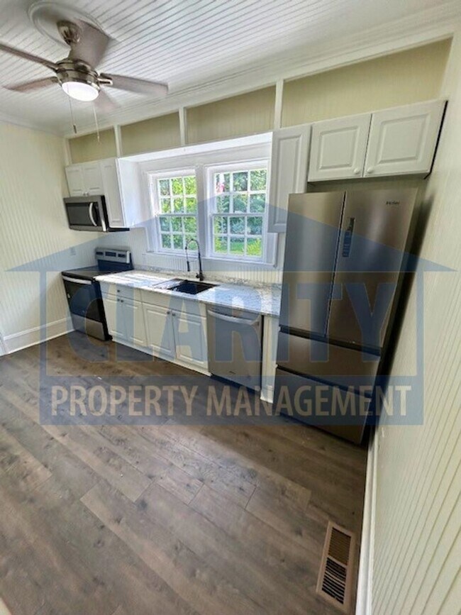 Building Photo - Two bedroom home in historic downtown Clev...