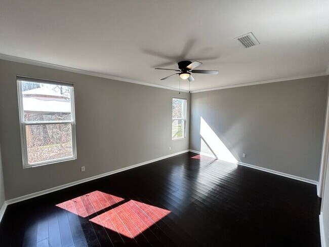 Building Photo - Spacious 5-Bedroom Home with Modern Amenit...