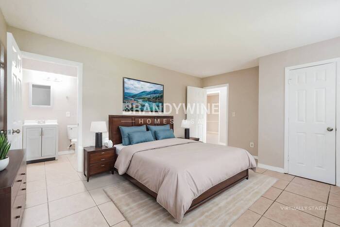 Building Photo - 700 E 7th St