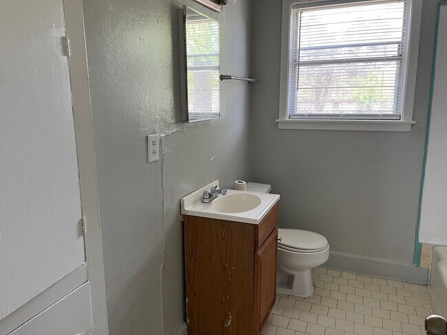 Building Photo - 3BR/1BA in Hyde Park