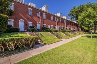 Building Photo - COMING SOON! Recently Renovated 1-Bedroom ...