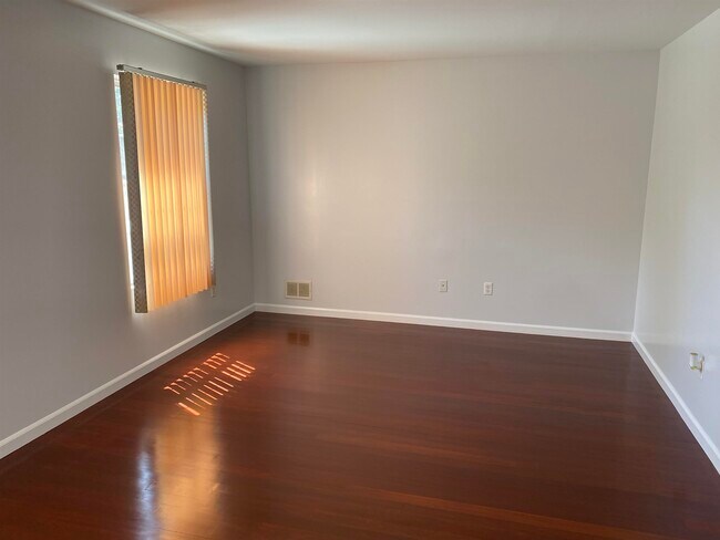 Building Photo - 183 Hutton St