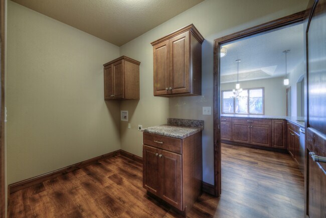 Building Photo - 2 BEDROOM | 2 BATH | DOUBLE GARAGE | SPACIOUS TOWNHOME