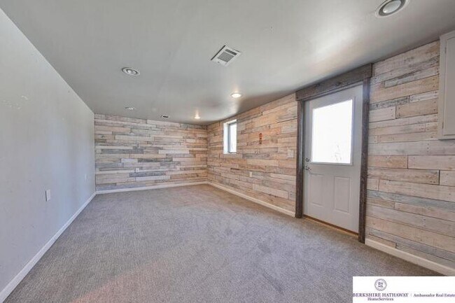 Building Photo - 3 bedroom in Omaha NE 68114