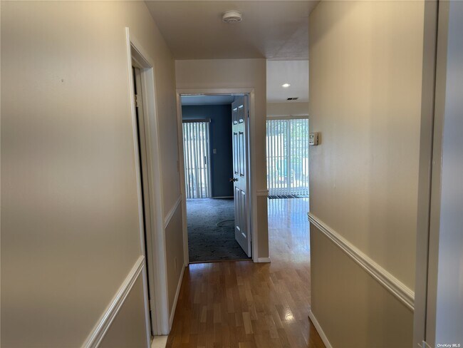 Building Photo - 12 Sandy Hill Rd